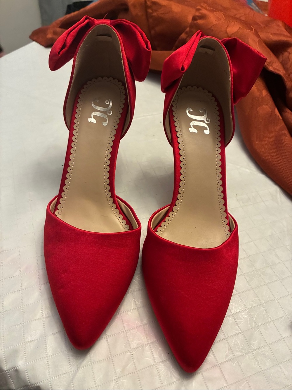 Journee Red Pointed  Bow Heels